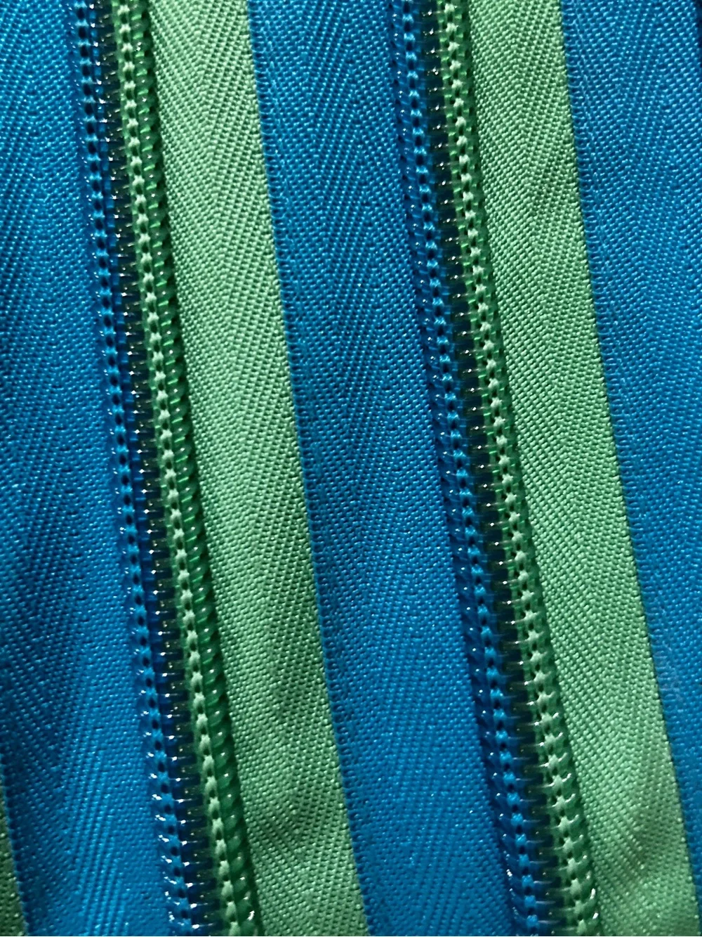 ZIP IT Green & Blue ZIPPER Shoulder Bag with Adjustable Strap FREE BAG CHARM - Picture 11 of 11
